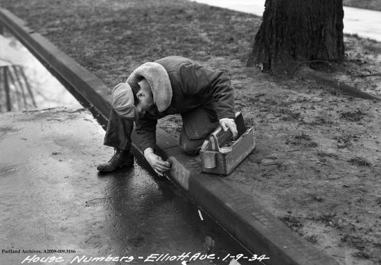 1934_curb-numbering-se-elliott-ave_a2009-009-31661
